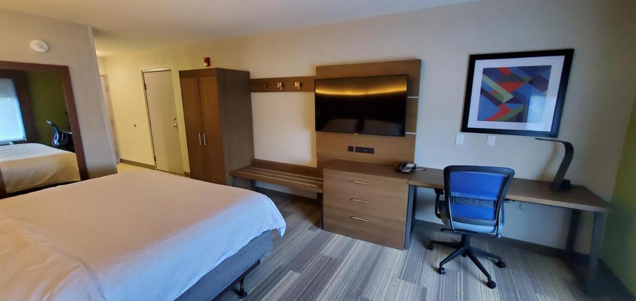 King Room - Disability Access/Non-Smoking at Holiday Inn Express Hotel and Suites Kinston by IHG