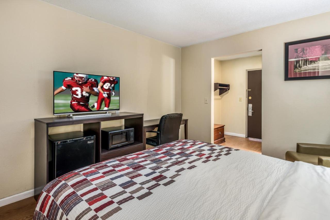 Deluxe Queen Room Non-Smoking at Red Roof Inn & Suites Wapakoneta