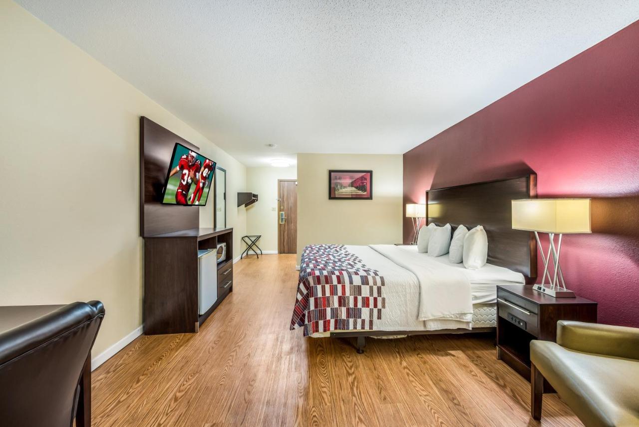 Deluxe King Room Non-Smoking at Red Roof Inn & Suites Wapakoneta