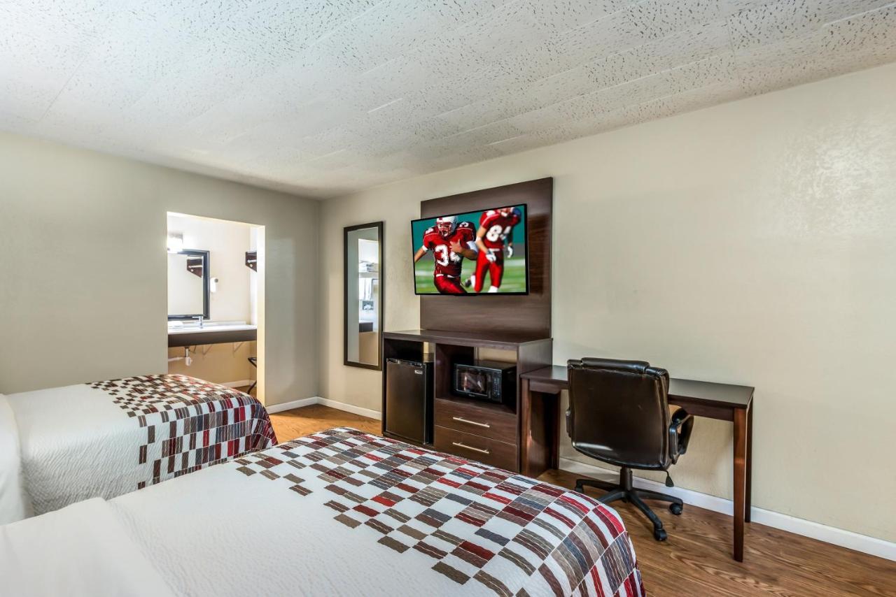 Deluxe Double Room with Two Double Beds Non-Smoking at Red Roof Inn & Suites Wapakoneta
