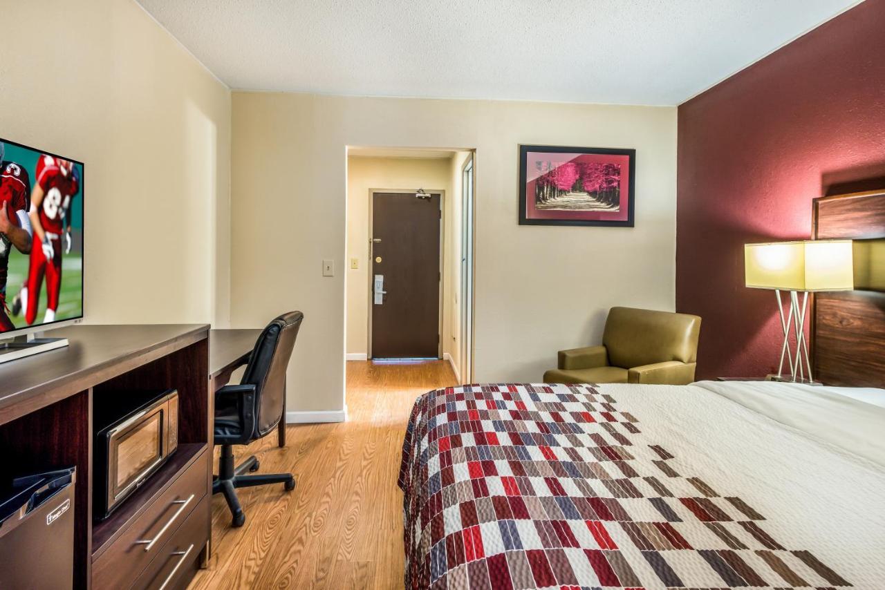 Deluxe Queen Room Non-Smoking at Red Roof Inn & Suites Wapakoneta