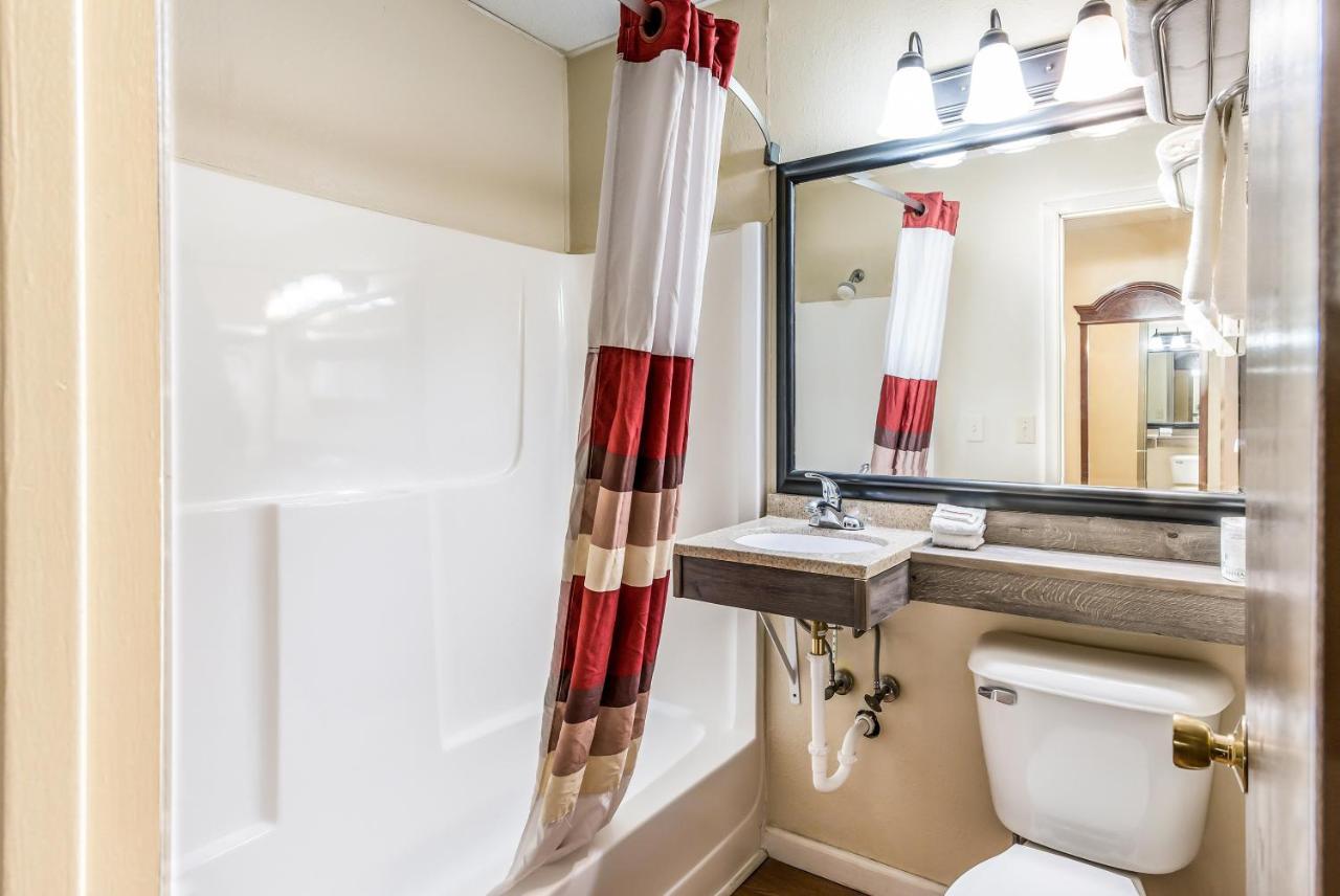 Deluxe King Room Non-Smoking at Red Roof Inn & Suites Wapakoneta