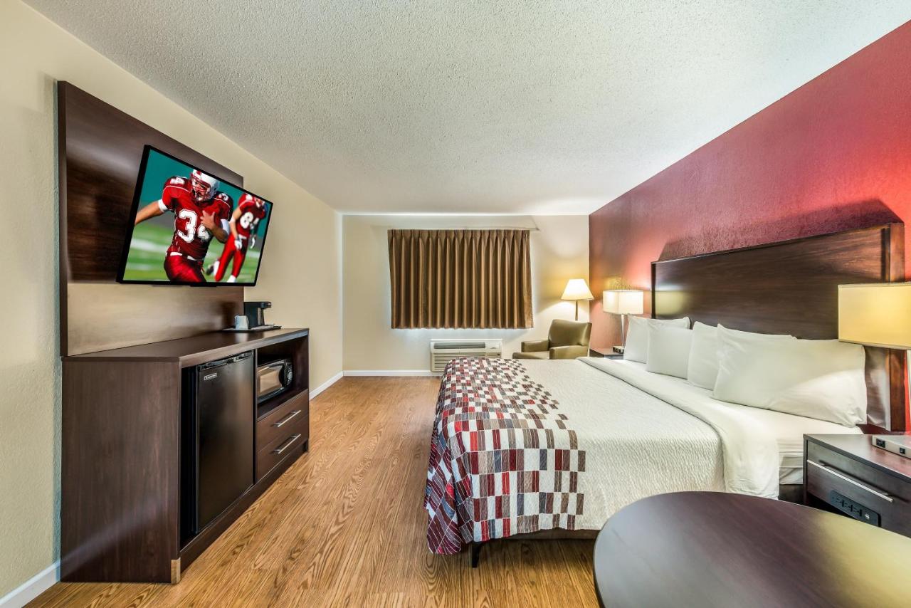 Superior King Room Non-Smoking at Red Roof Inn & Suites Wapakoneta