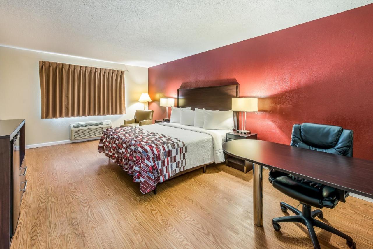 Superior King Room Non-Smoking at Red Roof Inn & Suites Wapakoneta