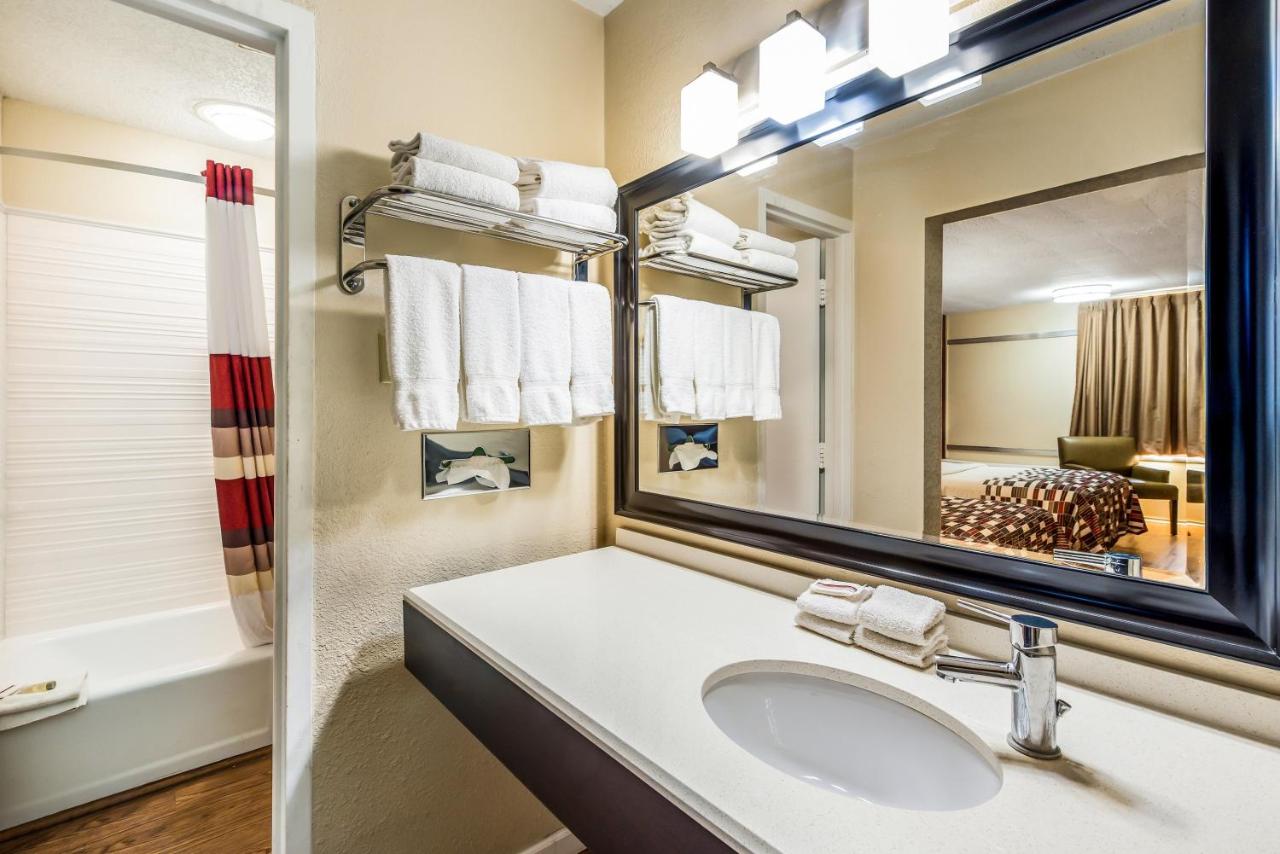Deluxe King Room Non-Smoking at Red Roof Inn & Suites Wapakoneta