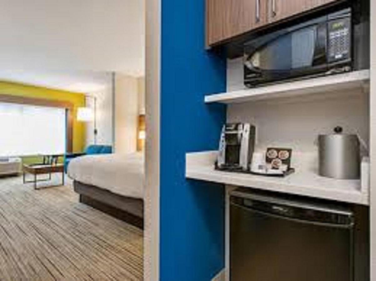 King Suite at Holiday Inn Express McComb by IHG