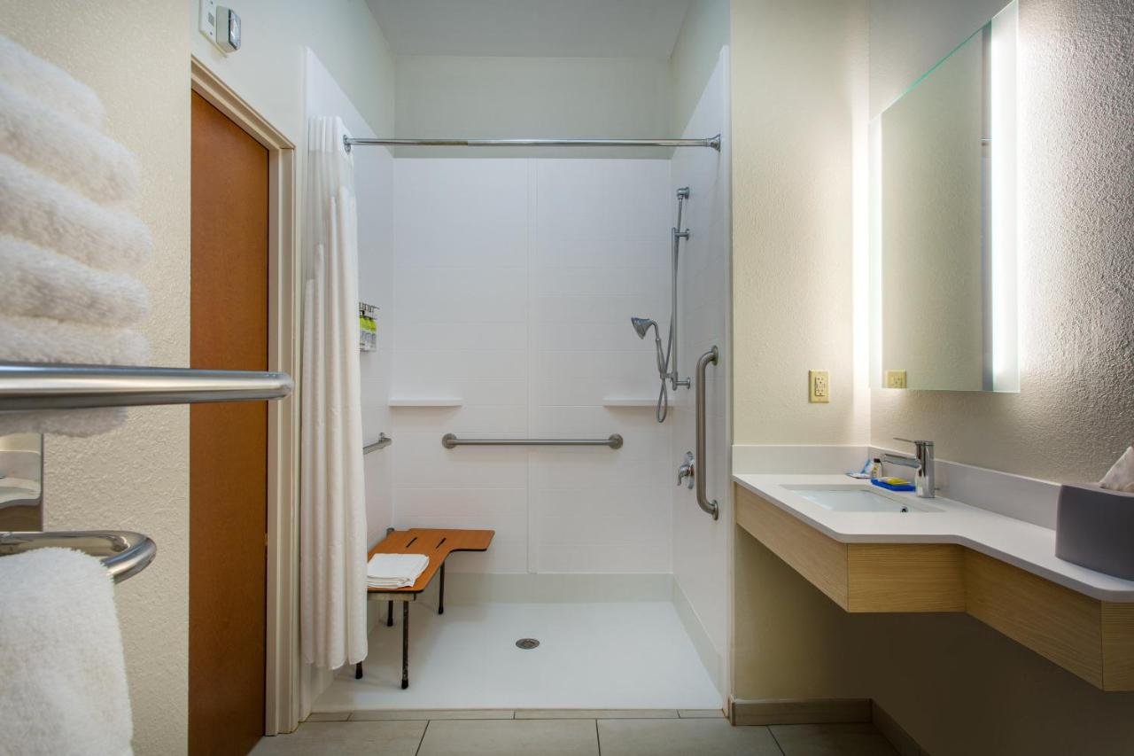 King Room - Hearing Accessible - Roll-in Shower at Holiday Inn Express Hotel & Suites Lewisburg by IHG