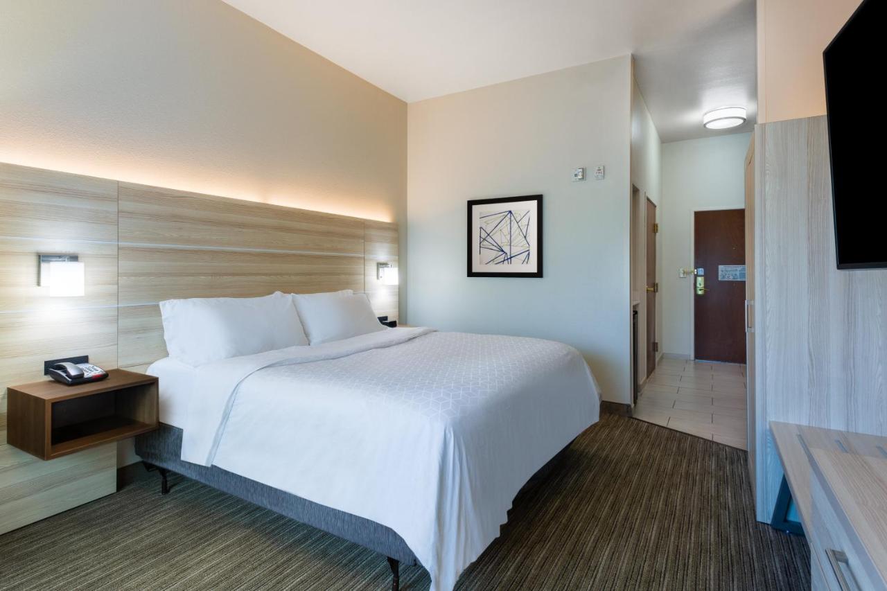 King Room at Holiday Inn Express Hotel & Suites Lewisburg by IHG