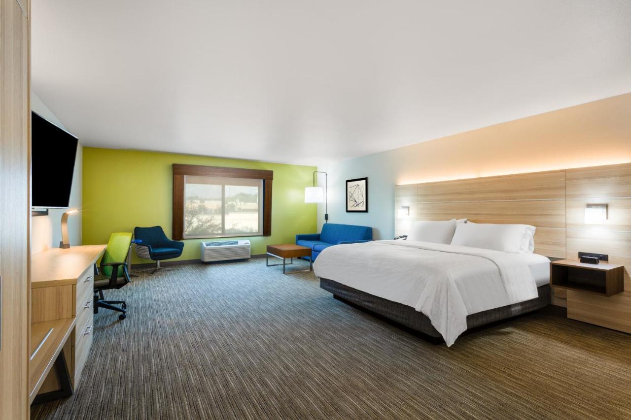 Executive King Room at Holiday Inn Express Hotel & Suites Lewisburg by IHG