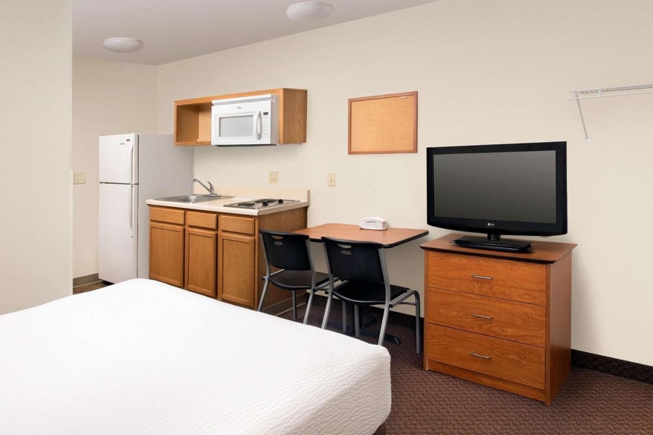 Queen Room with Roll in Shower - Disability Access/Non-Smoking at WoodSpring Suites Knoxville Airport