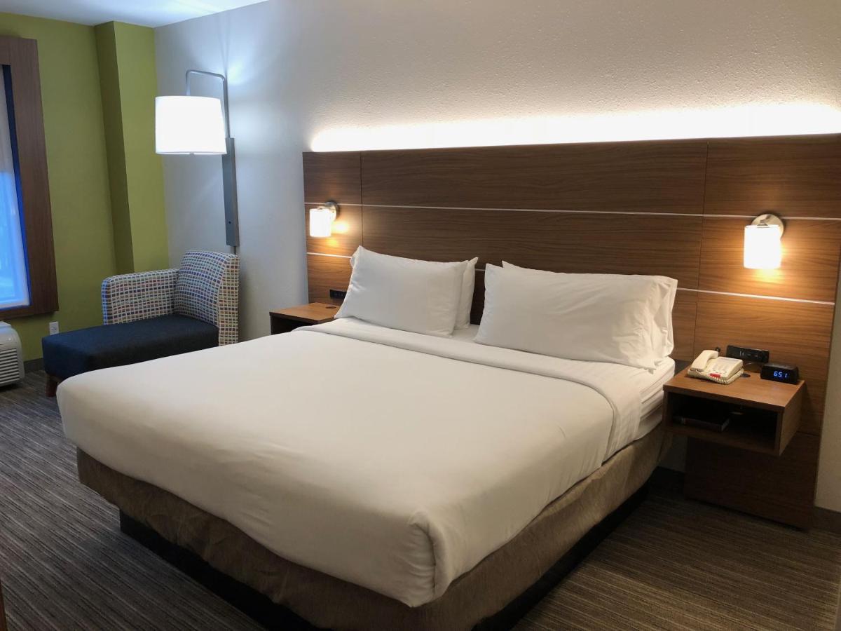 King Suite at Holiday Inn Express Arlington by IHG