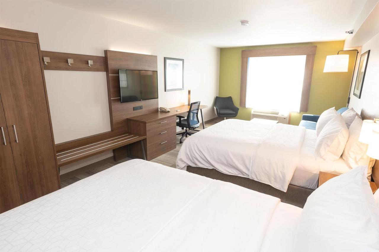 Queen Suite at Holiday Inn Express Hotel & Suites Iron Mountain by IHG
