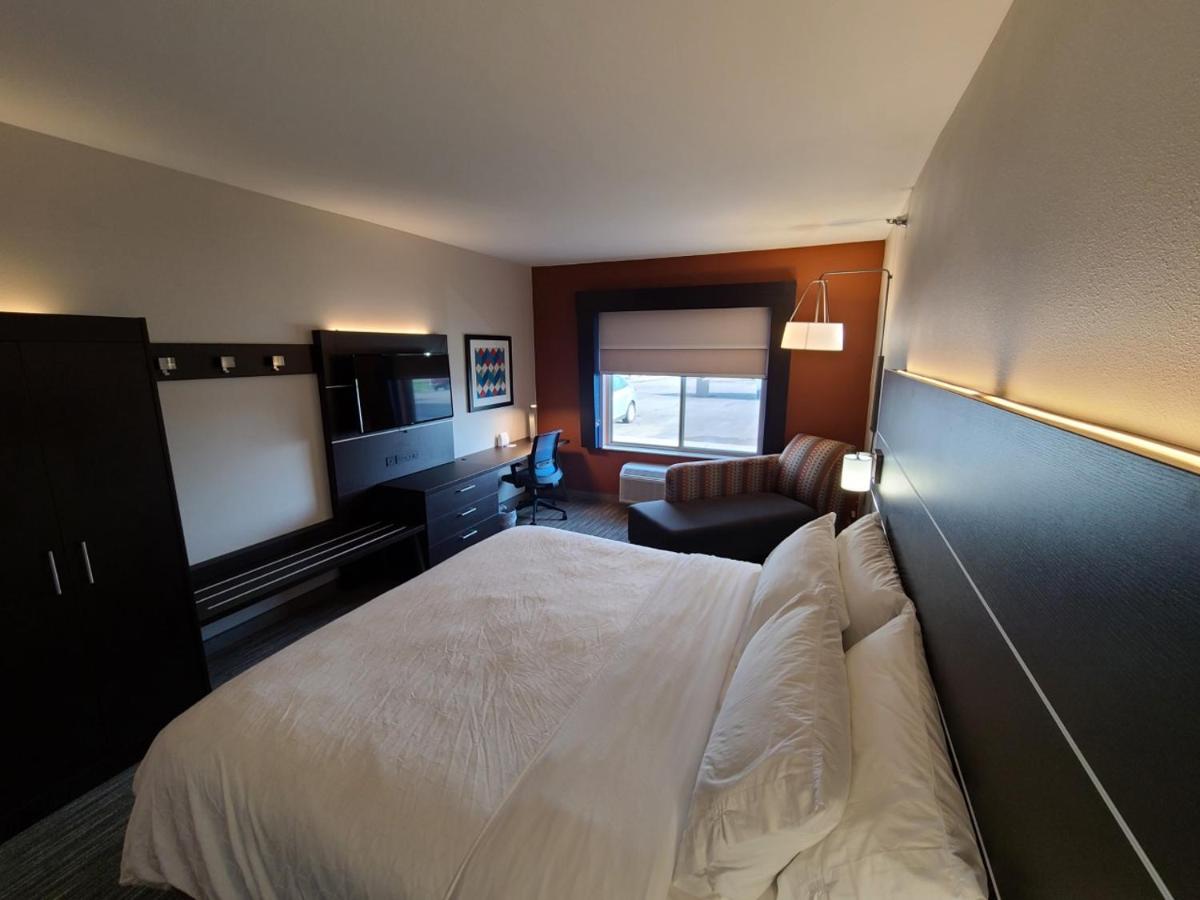 King Room at Holiday Inn Express & Suites Sheldon by IHG