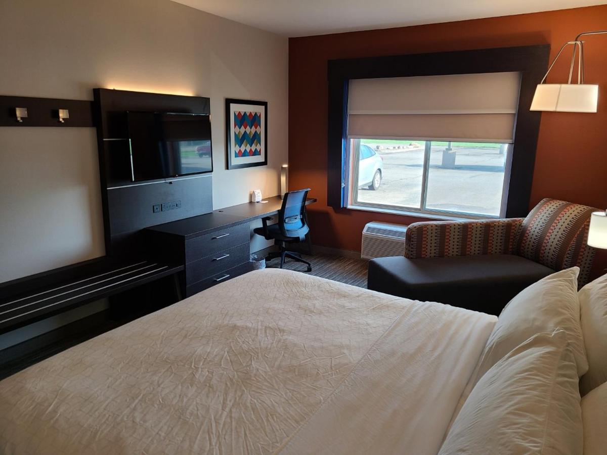King Room at Holiday Inn Express & Suites Sheldon by IHG
