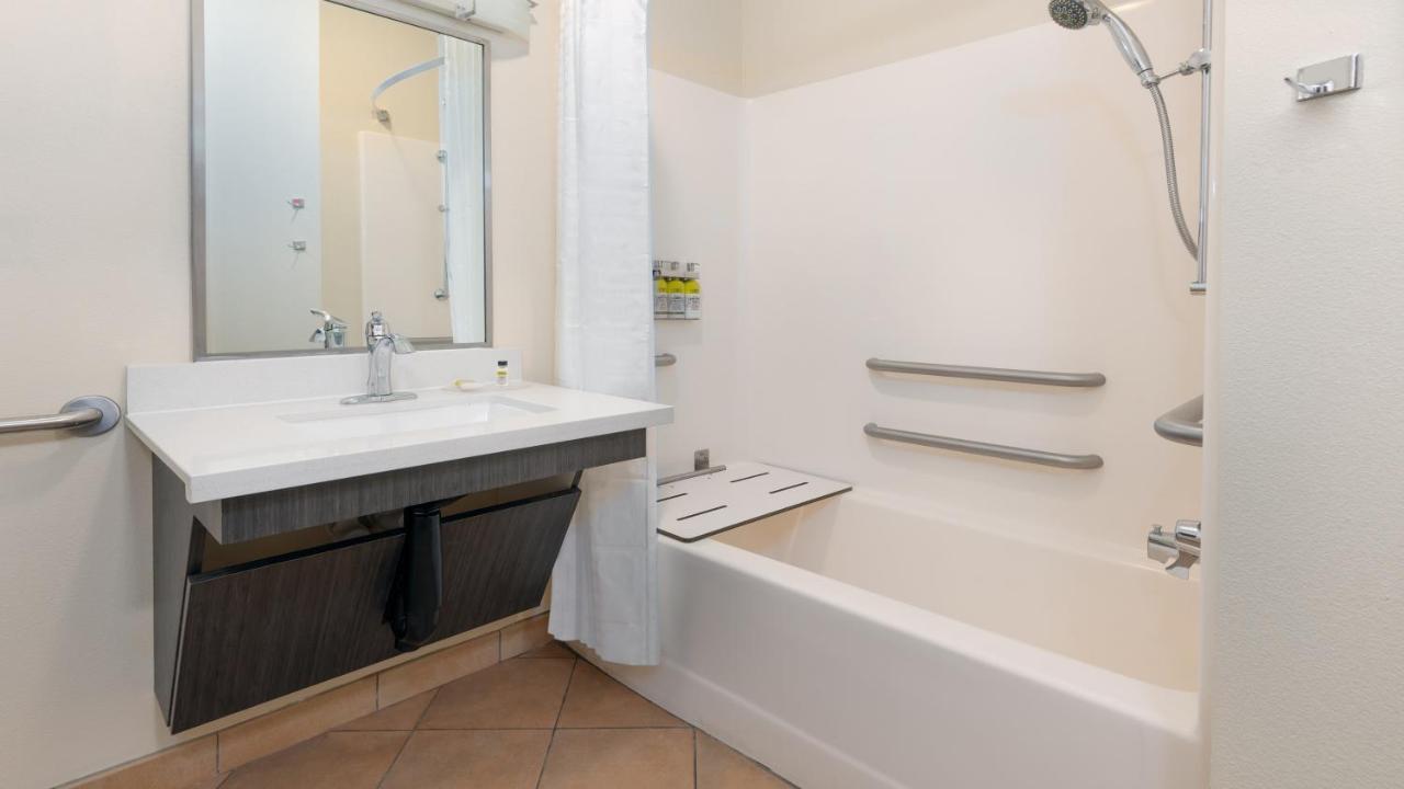 Queen Studio Suite - Mobility Acces Tub/Non-Smoking at Candlewood Suites Athens, an IHG Hotel