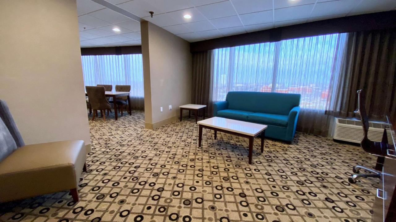 King Suite at Radisson Hotel Southfield-Detroit