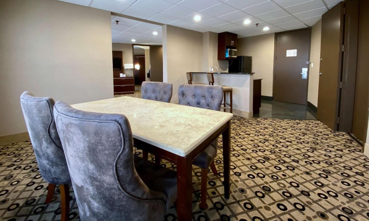 King Suite at Radisson Hotel Southfield-Detroit