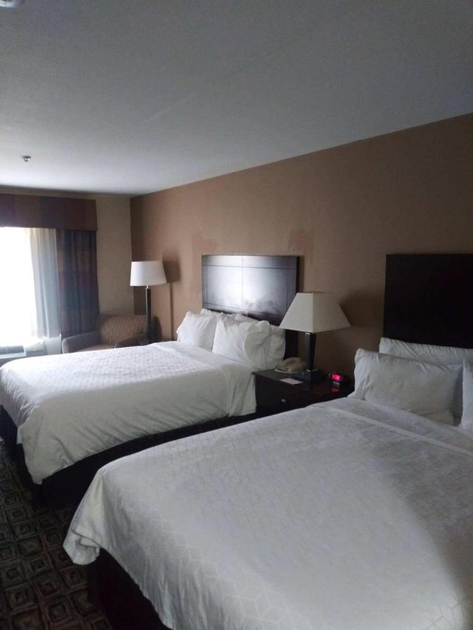 Queen Room with Two Queen Beds at Holiday Inn Express & Suites Zanesville North by IHG