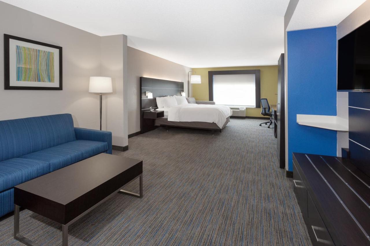 King Suite at Holiday Inn Express Hotel & Suites Culpeper by IHG