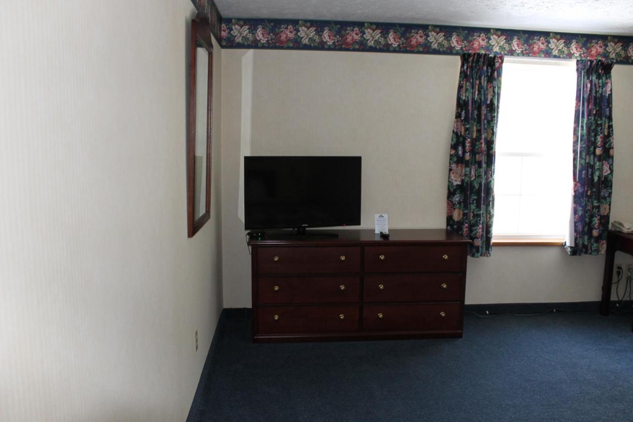One-Bedroom King Suite - Non-Smoking at Days Inn by Wyndham Grayling