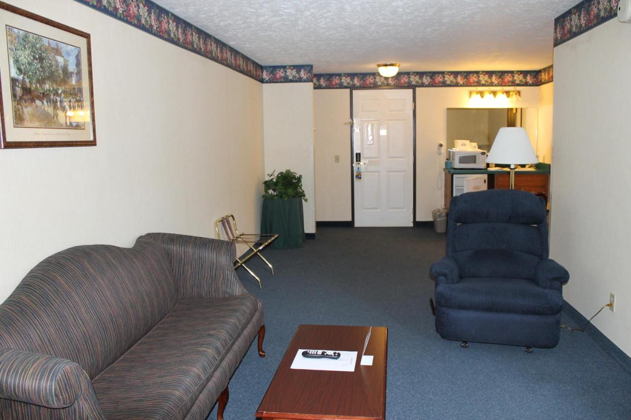 One-Bedroom King Suite - Non-Smoking at Days Inn by Wyndham Grayling