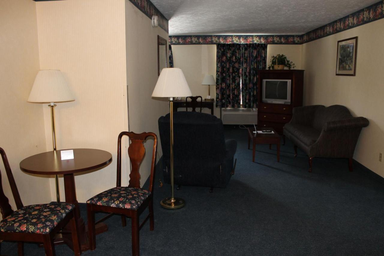 One-Bedroom King Suite - Non-Smoking at Days Inn by Wyndham Grayling