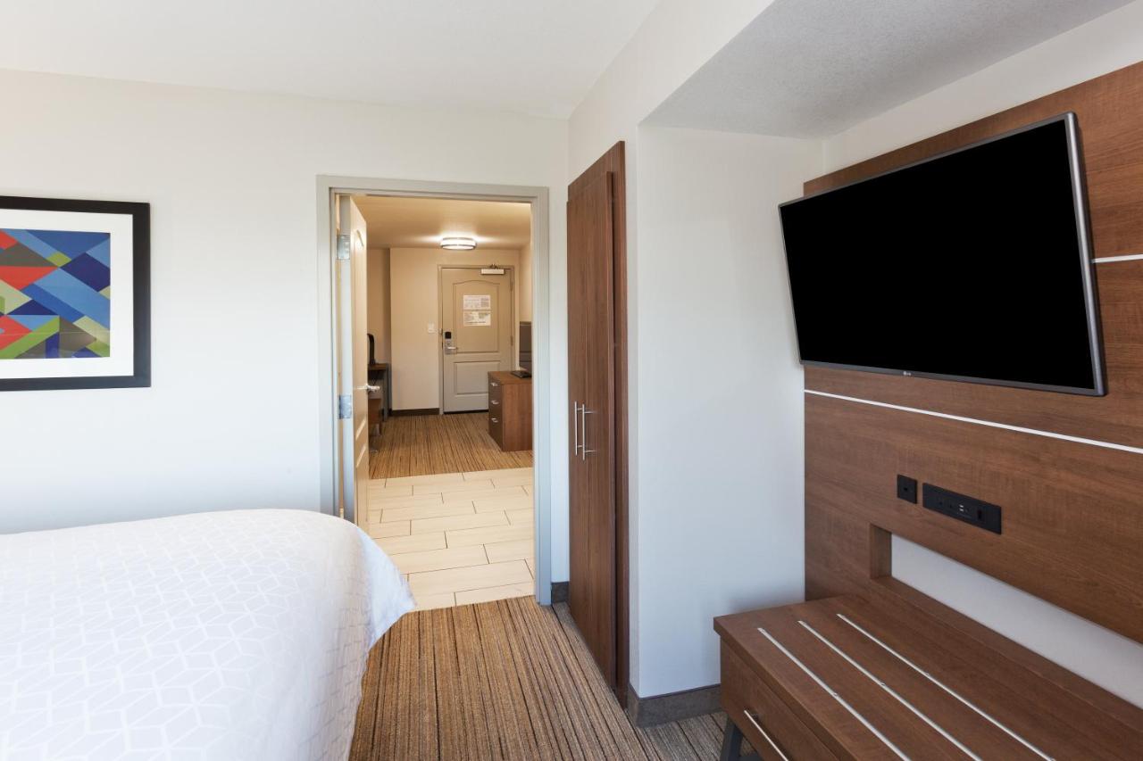 King Suite - Disability Access at Holiday Inn Express & Suites Rome-East by IHG