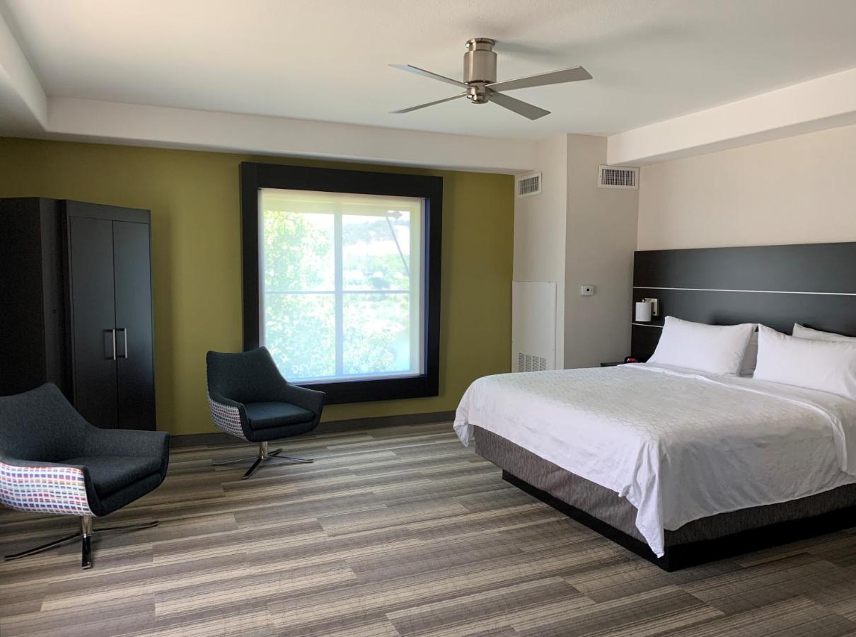 Suite - Mobility Access Roll in Shower/Non-Smoking at Holiday Inn Express & Suites El Dorado Hills by IHG