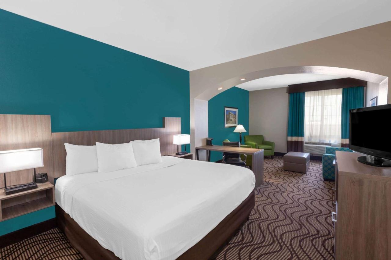 King Suite - Non-Smoking at La Quinta Inn & Suites by Wyndham Midland North