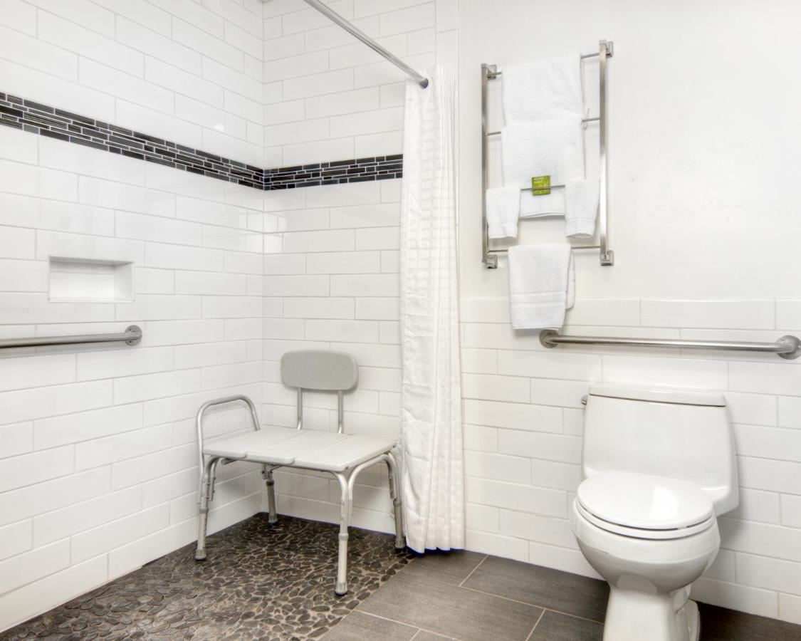 Queen Room - Accessible/Non-Smoking at Aggie Inn, an Ascend Collection Hotel