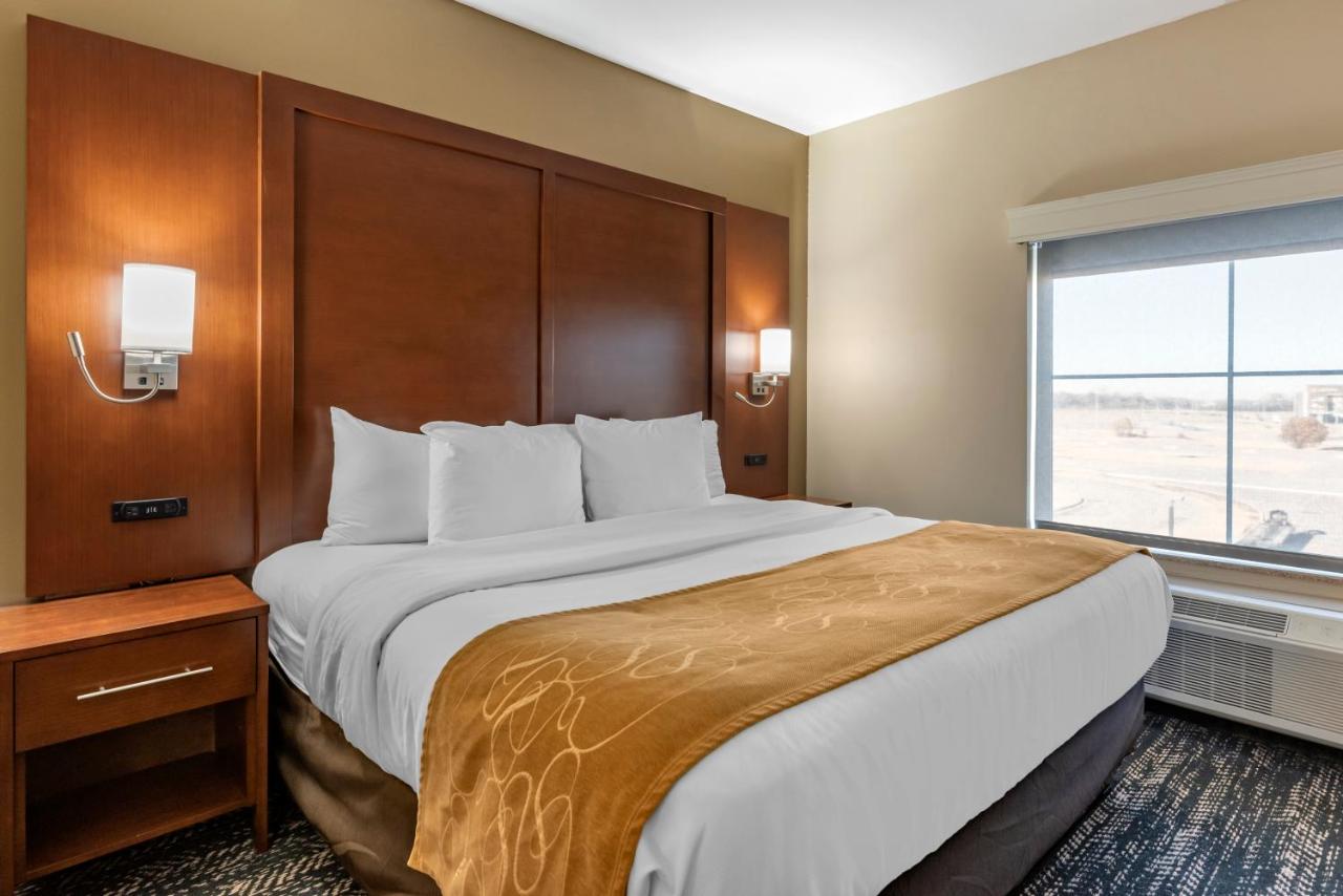 King Suite - Accessible/Non-Smoking at Comfort Suites West Memphis I-40 I-55