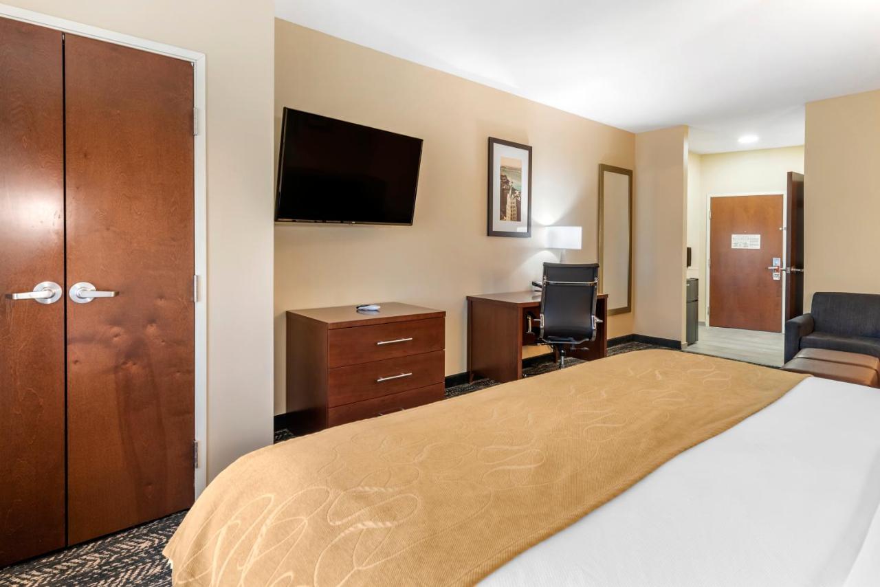 King Suite - Non-Smoking at Comfort Suites West Memphis I-40 I-55
