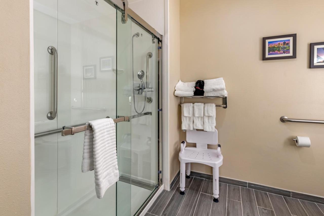 King Suite - Accessible/Non-Smoking at Comfort Suites West Memphis I-40 I-55