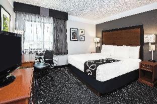Room #46269911 at La Quinta Inn & Suites by Wyndham Houston Baytown East