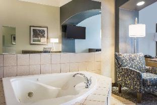 Room #7889914 at La Quinta Inn & Suites by Wyndham Manteca - Ripon
