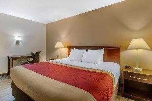 Room #48979708 at Econo Lodge Inn & Suites Des Moines Fairgrounds Area