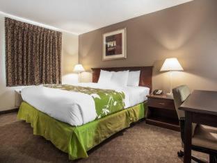 Room #48979708 at Econo Lodge Inn & Suites Des Moines Fairgrounds Area