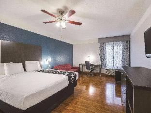 Room #46396909 at La Quinta Inn & Suites by Wyndham Kingwood Houston IAH Airpt