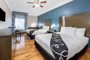 Room #46396911 at La Quinta Inn & Suites by Wyndham Kingwood Houston IAH Airpt
