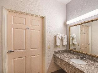 Room #46396911 at La Quinta Inn & Suites by Wyndham Kingwood Houston IAH Airpt