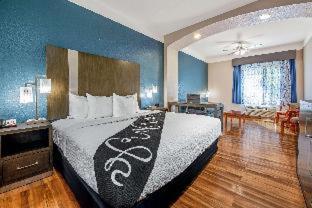 Room #46396912 at La Quinta Inn & Suites by Wyndham Kingwood Houston IAH Airpt