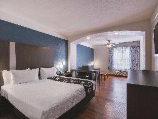 Room #46396912 at La Quinta Inn & Suites by Wyndham Kingwood Houston IAH Airpt