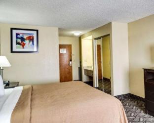 Room #45919207 at Quality Suites Baton Rouge East - Denham Springs