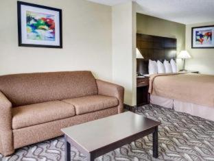 Room #45919210 at Quality Suites Baton Rouge East - Denham Springs