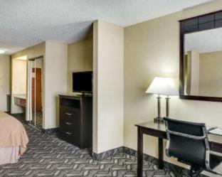 Room #45919210 at Quality Suites Baton Rouge East - Denham Springs