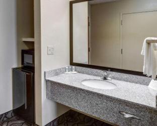 Room #45919211 at Quality Suites Baton Rouge East - Denham Springs