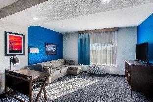 Room #233289211 at La Quinta Inn & Suites by Wyndham Pittsburg