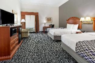 Room #45751016 at La Quinta Inn & Suites by Wyndham I-20 Longview South