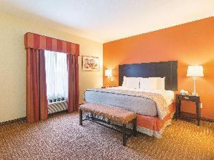 Room #45971912 at La Quinta Inn & Suites by Wyndham Houston East at Normandy