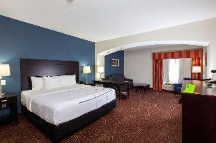 Room #45971914 at La Quinta Inn & Suites by Wyndham Houston East at Normandy